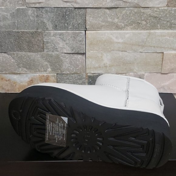 UGG Women's Classic Mini Platform Boot - Picture 10 of 10